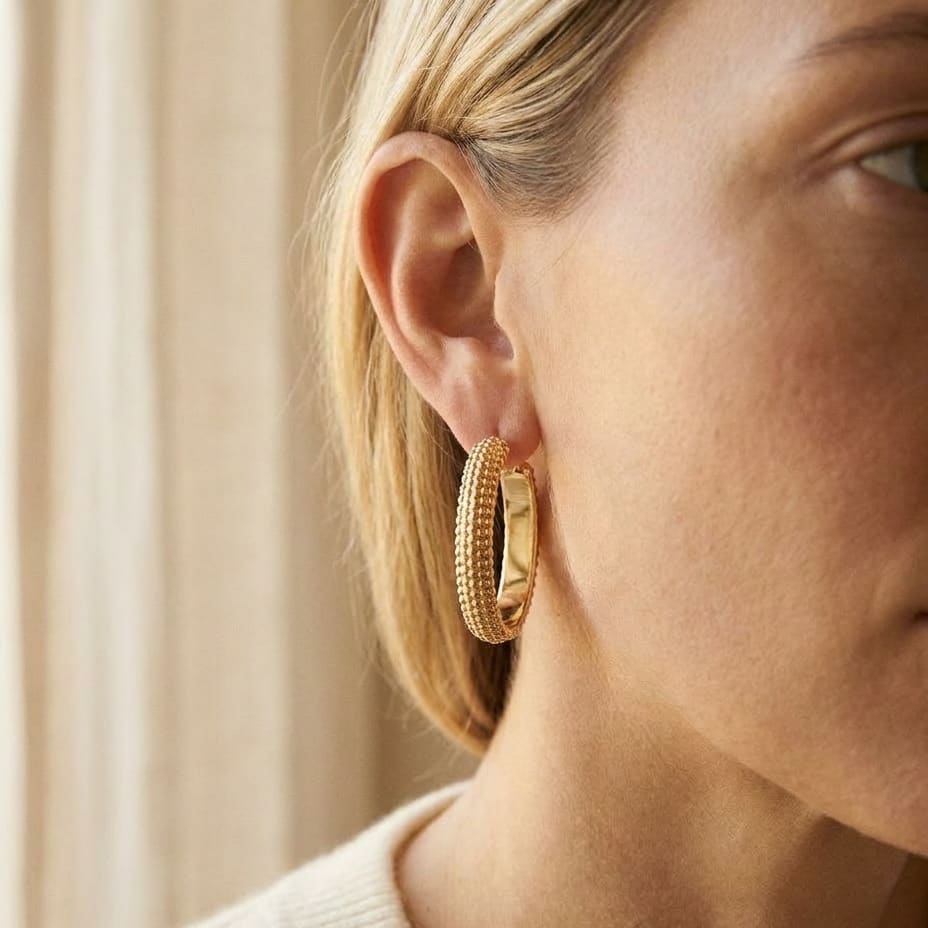 ต่างหู Beaded Oval Hoop Earrings ทรงรี ตัวเรือนทองคำเหลือง 14K จาก RockHer