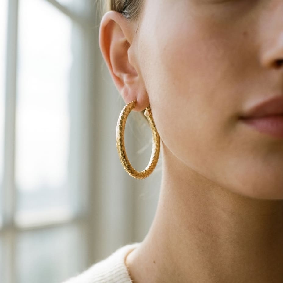 ต่างหู Textured Hoop Earrings ตัวเรือนทองคำเหลือง 14K จาก RockHer