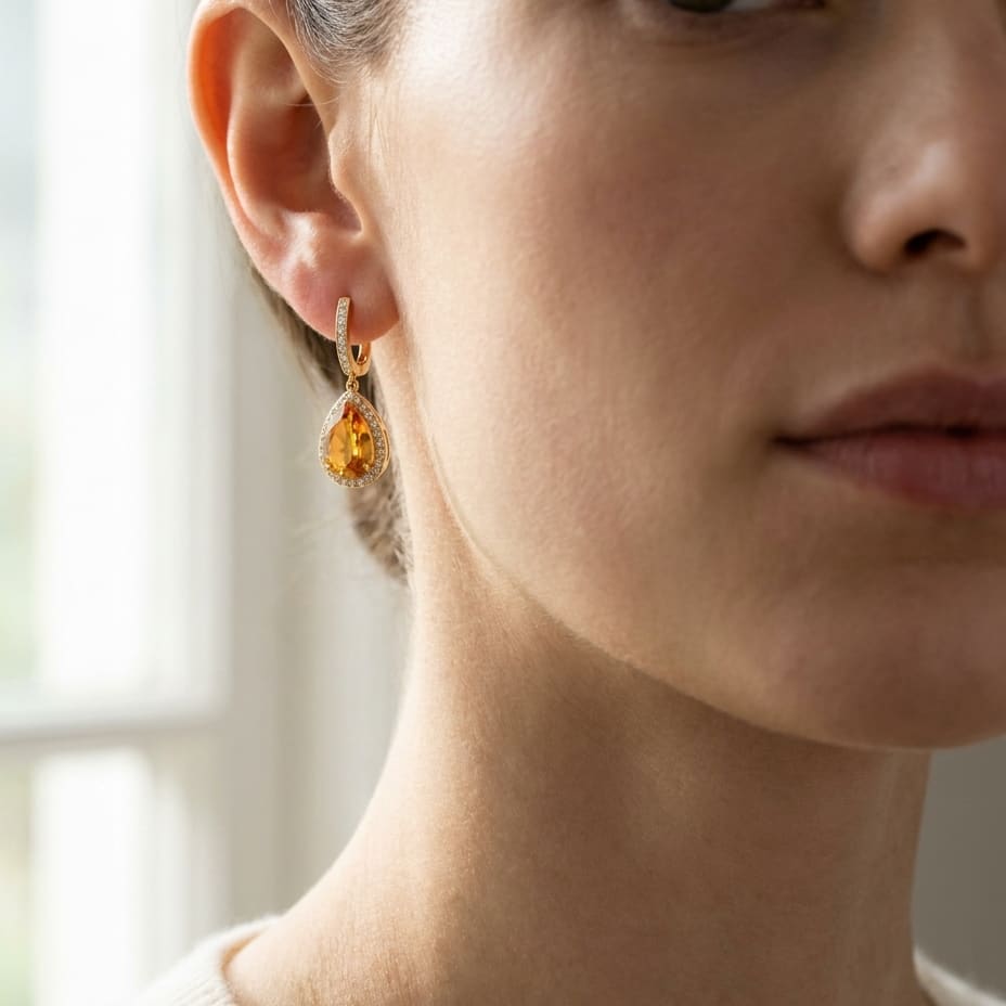 ต่างหูเพชร ทรงหยดน้ำ ล้อมเพชร ตัวเรือนทองคำเหลือง 18K จาก RockHer