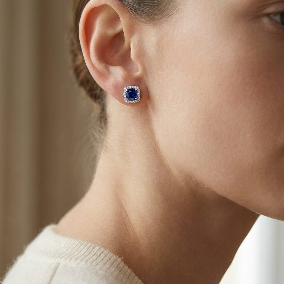 ต่างหูไพลิน ทรงคุชชั่น ตัวเรือนทองคำขาว 14K จาก RockHer