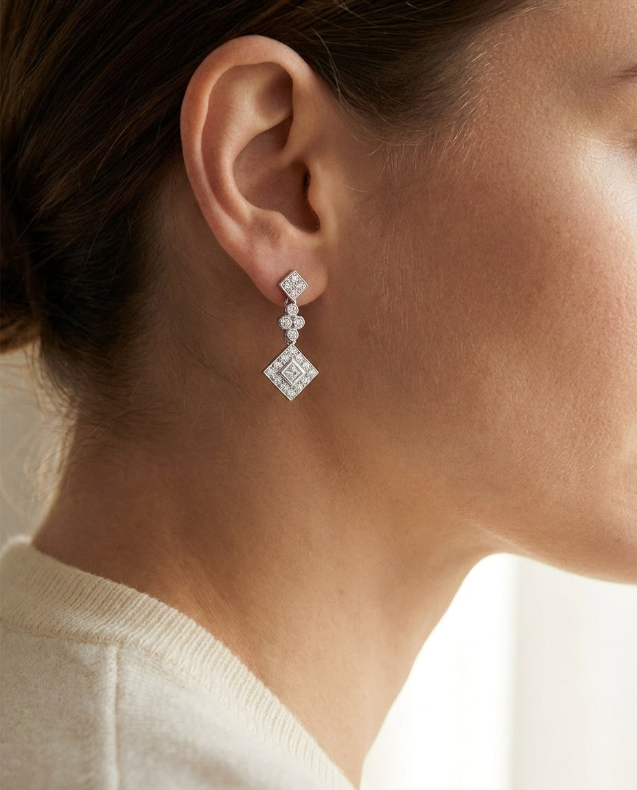 ต่างหูเพชร ทรงปริ๊นเซส ตัวเรือนทองคำขาว 14K จาก RockHer