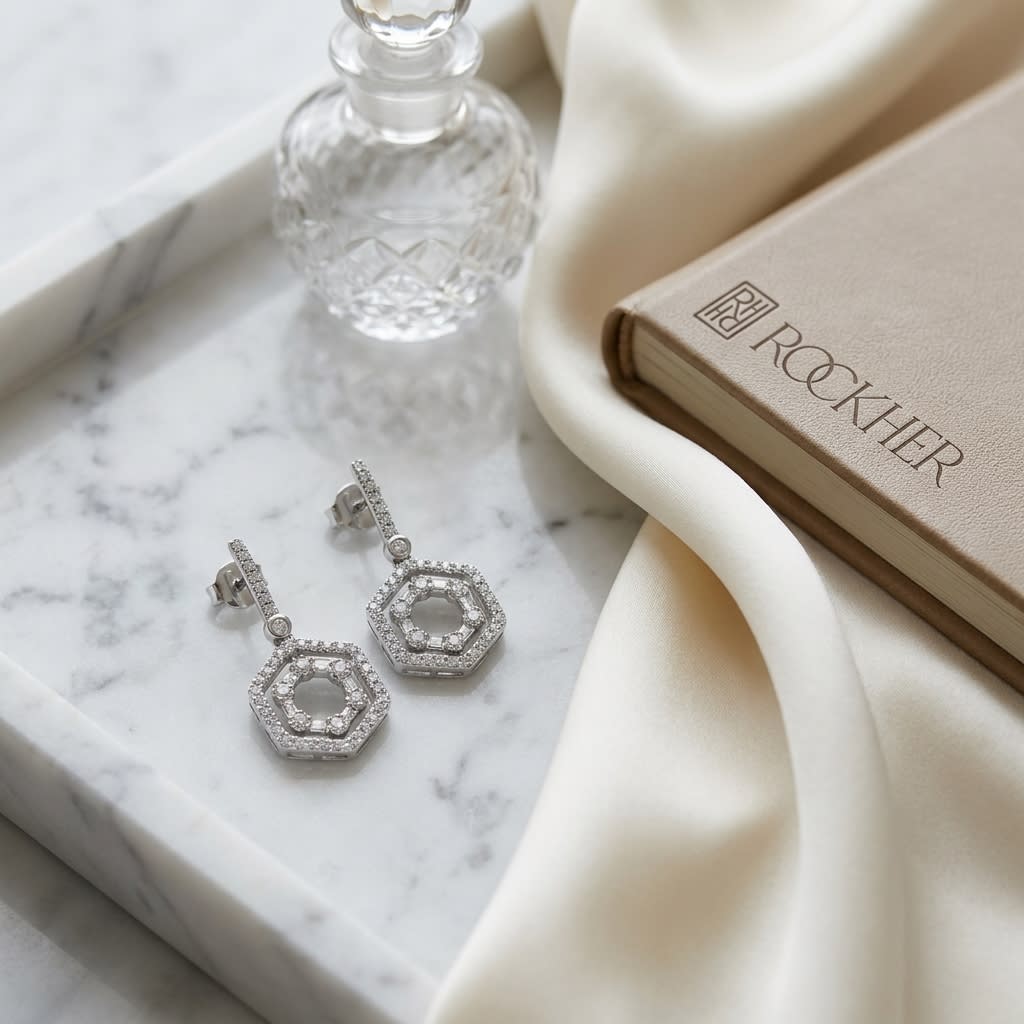 ต่างหูเพชร ทรงหกเหลี่ยม ตัวเรือนทองคำขาว 14K จาก RockHer