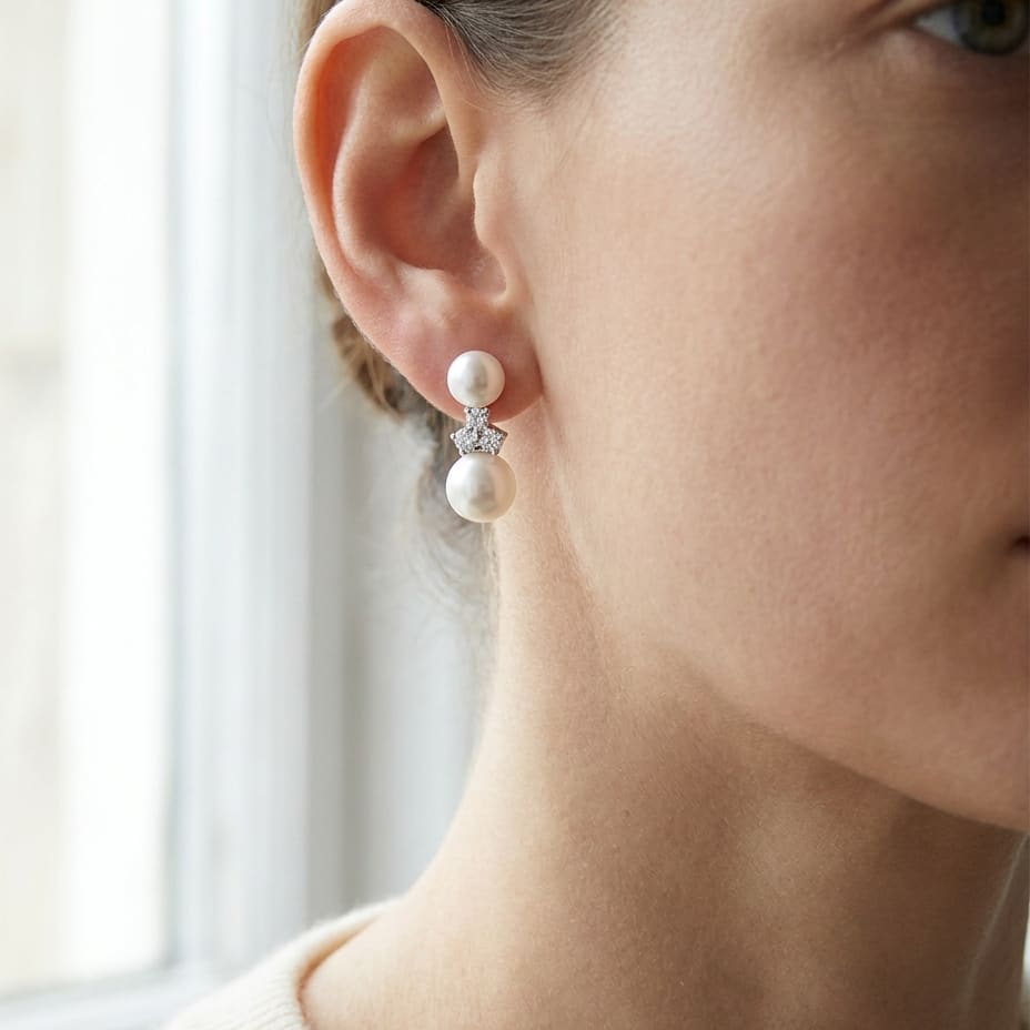 ต่างหูไข่มุกเลี้ยง ทรงหยดน้ำ ตัวเรือนทองคำขาว 14K จาก RockHer