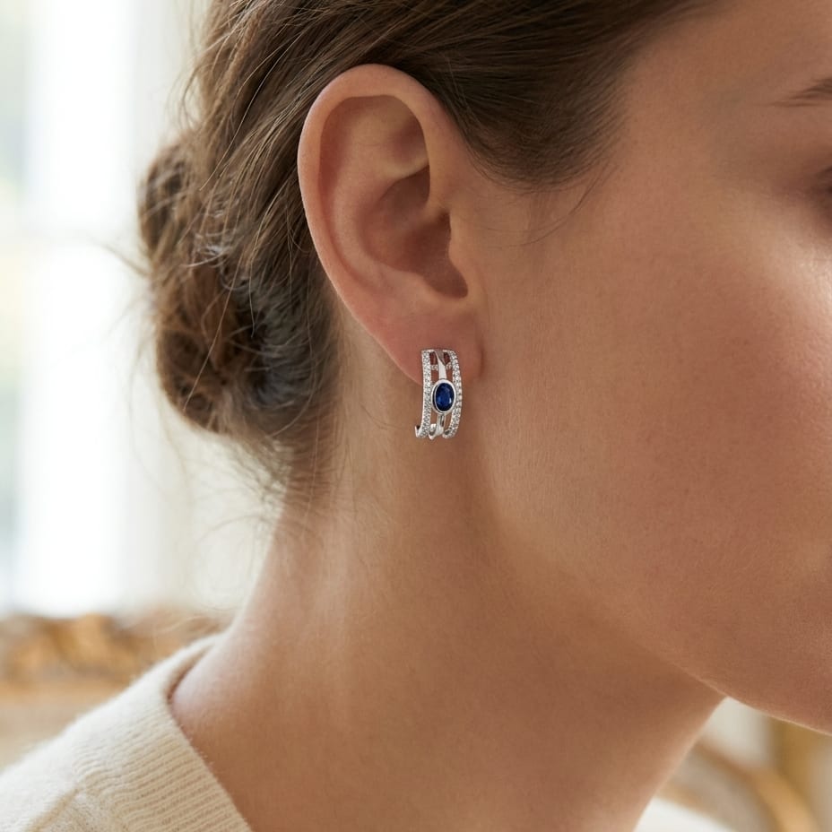 ต่างหูไพลิน ทรงกลม ตัวเรือนทองคำขาว 14K จาก RockHer