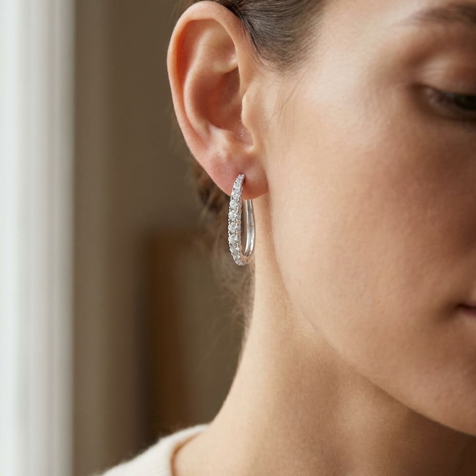 ต่างหูเพชร ทรงรี ฝังปาเว่ ตัวเรือนทองคำขาว 14K จาก RockHer