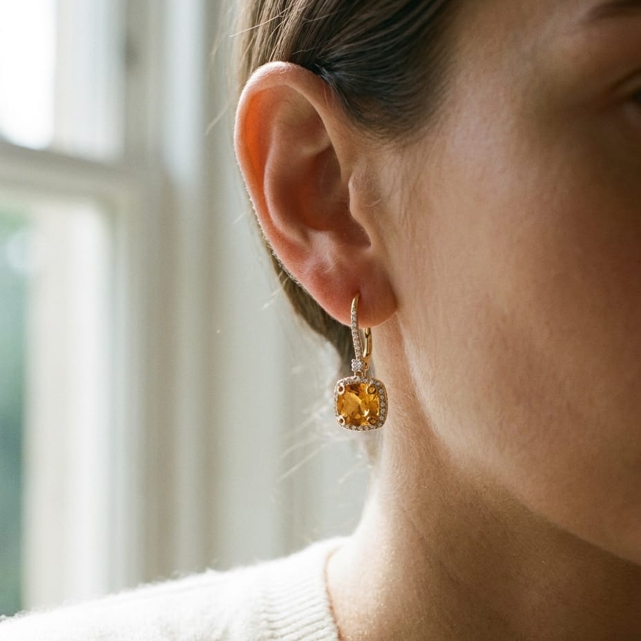ต่างหูเพชร ทรงคุชชั่น ล้อมเพชร ตัวเรือนทองคำเหลือง 14K จาก RockHer