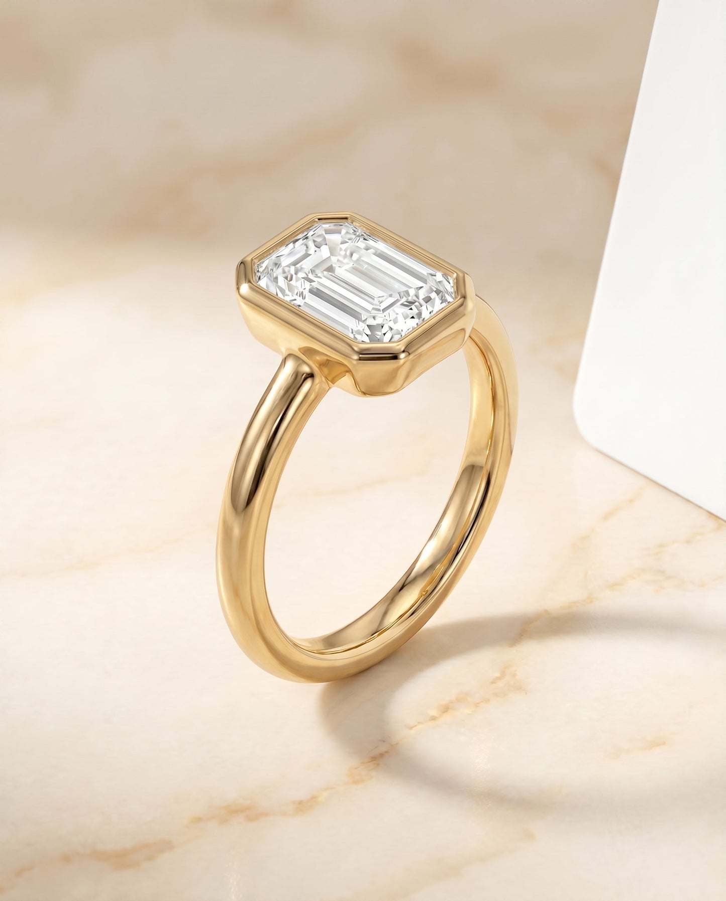 ตัวเรือนแหวนหมั้น Agnes Bezel Solitaire สำหรับเพชรเจียระไนทรงมรกต ทองคำ 18K