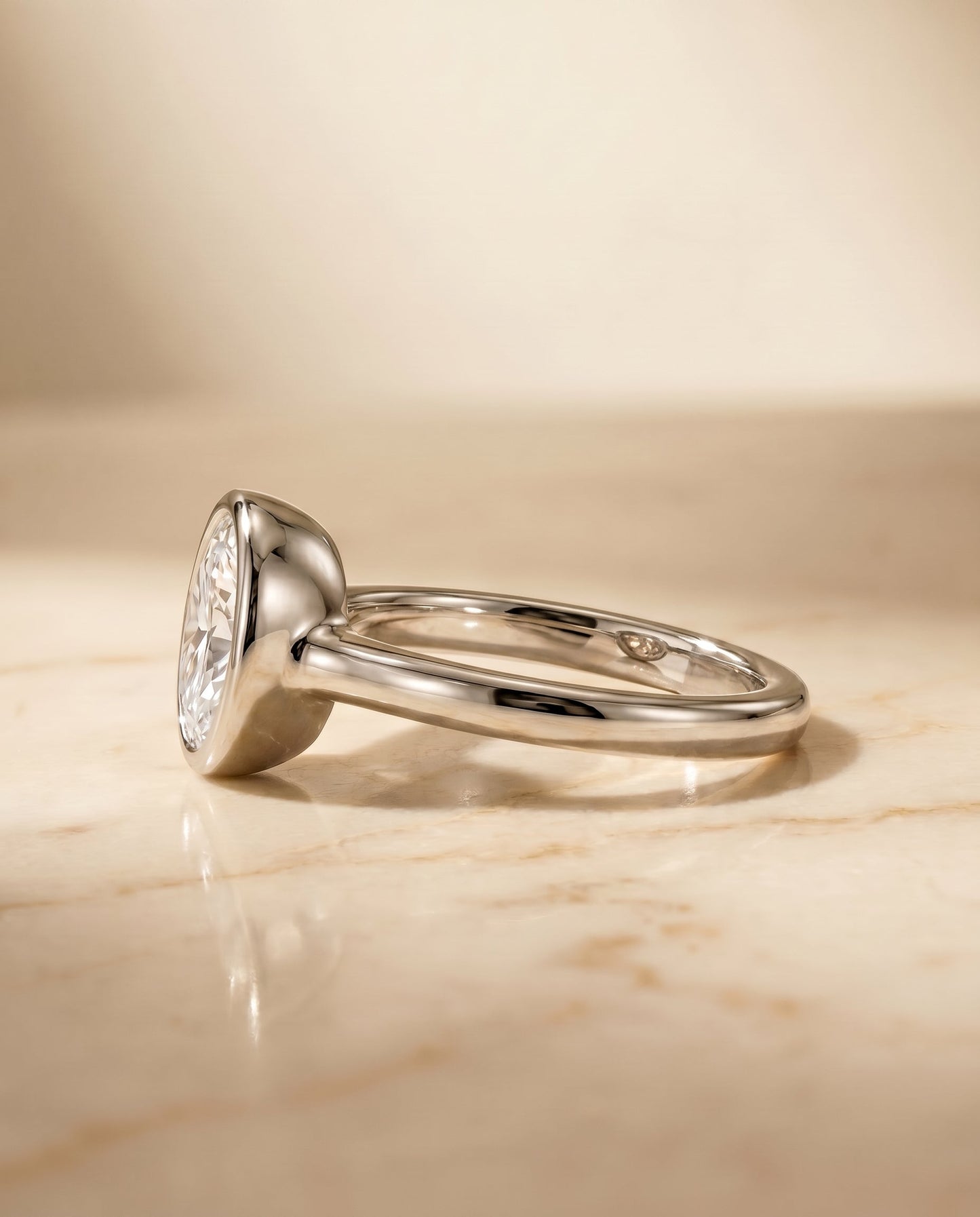 ตัวเรือนแหวนหมั้น Agnes Bezel Solitaire สำหรับเพชรรูปไข่ในแพลทินัม