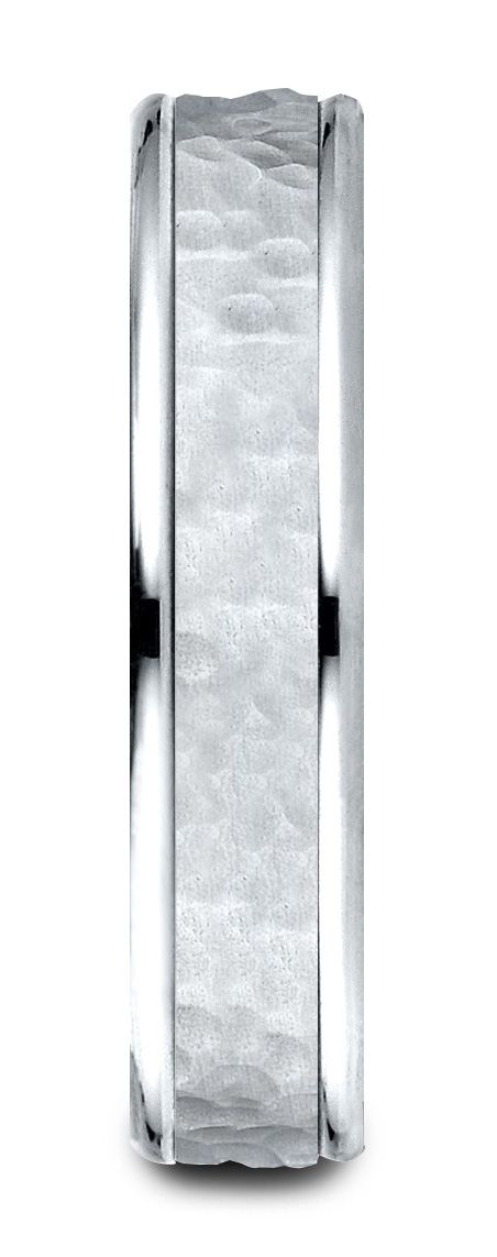 แพลตตินัม คอมฟอร์ต ฟิต 4mm ขอบขัดเงาสูง ดีไซน์ตรงกลางแบบทุบ