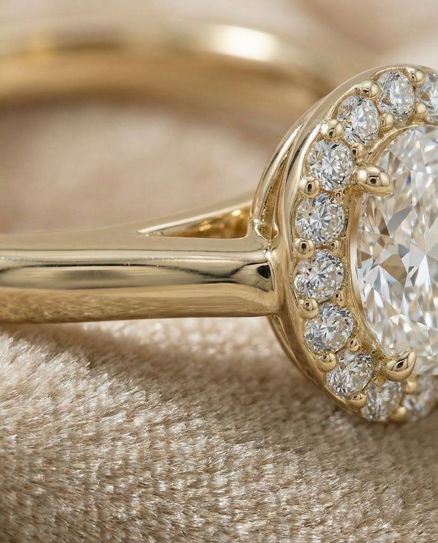 Etta Select Oval engagement ring in 18K Yellow Gold