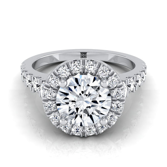 แหวนหมั้นเพชรทรงกลมเจียระไนแบบ Brilliant สีขาว 14K พร้อมฮาโลและเพชรข้างแบบเรียงเส้นรวม 5/8 กะรัต