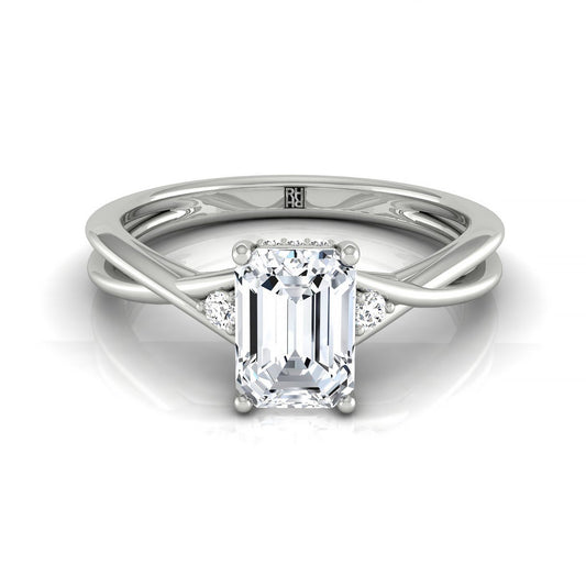 แหวนหมั้นแบบซิงเกิลฮาโลว์ซ่อนด้วยแพลตินัม, ก้านบิด, มรกต, เพชรรอบแบบตั้งกรง 18 กรง ขนาด 7.5