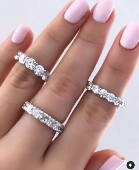 แหวนเพชรทรงกลมเจียระไนแบบกำหนดเอง น้ำหนักรวม 4 กะรัต ทำจากแพลทินัม