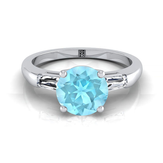 แหวนหมั้นอัญมณีสามเม็ดทรงกลมเจียระไนแบบ Brilliant Aquamarine ทองคำขาว 18K พร้อมบาแกตต์เรียว - 1/5ctw