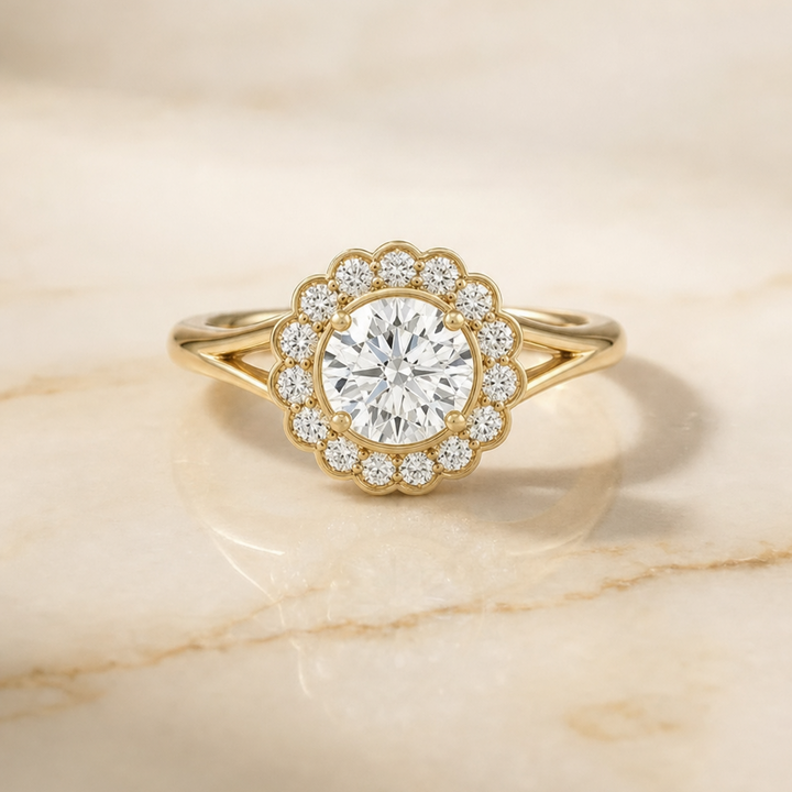 ตัวเรือนแหวนหมั้นเพชร Nera ทรงกลม ฝังหนาม ทองคำเหลือง 18K จาก RockHer