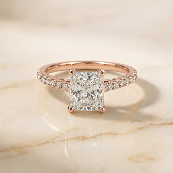 ตัวเรือนแหวนหมั้นเพชร Donna ทรงเรเดียนท์ ฝังปาเว่ ทองคำชมพู 14K จาก RockHer