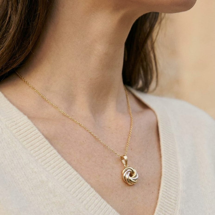สร้อยคอ Love Knot Pendant Necklace จาก RockHer