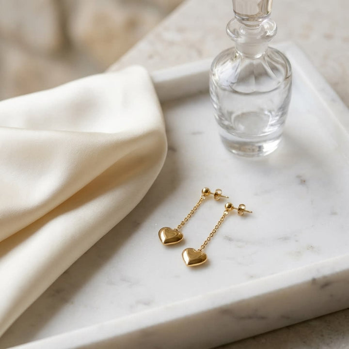 ต่างหู Heart Dangle Stud Earrings ทรงหัวใจ ตัวเรือนทองคำเหลือง 14K จาก RockHer