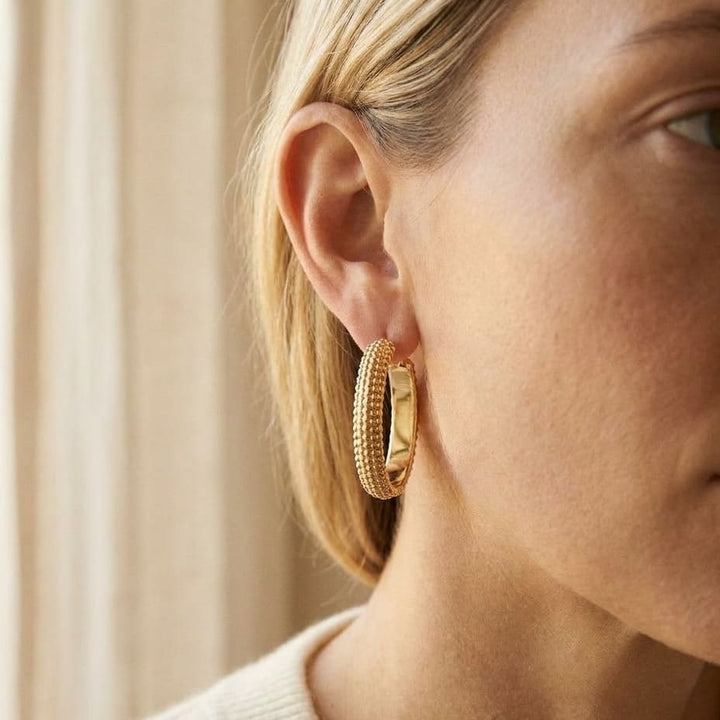 ต่างหู Beaded Oval Hoop Earrings ทรงรี ตัวเรือนทองคำเหลือง 14K จาก RockHer