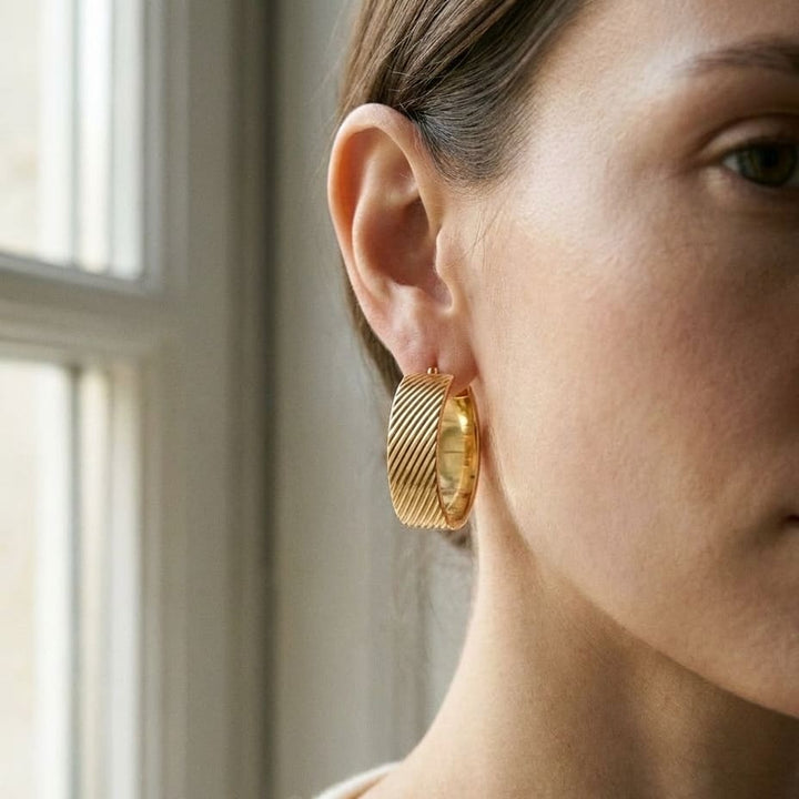 ต่างหู Striped Hoop Earrings ตัวเรือนทองคำเหลือง 14K จาก RockHer