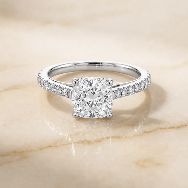 ตัวเรือนแหวนหมั้นเพชร Donna ทรงคุชชั่น ฝังปาเว่ ทองคำขาว 18K จาก RockHer