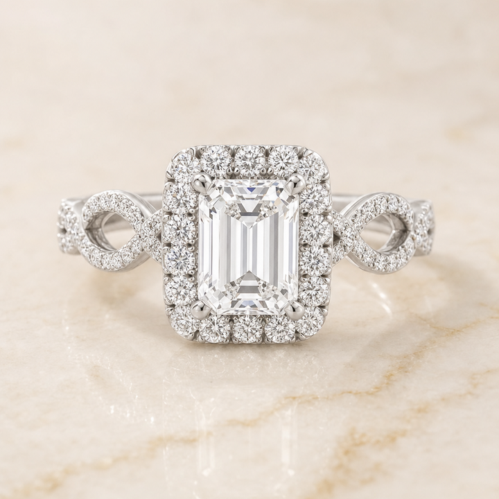 ตัวเรือนแหวนหมั้นเพชร Annie ทรงมรกต ฝังปาเว่ ทองคำขาว 18K จาก RockHer