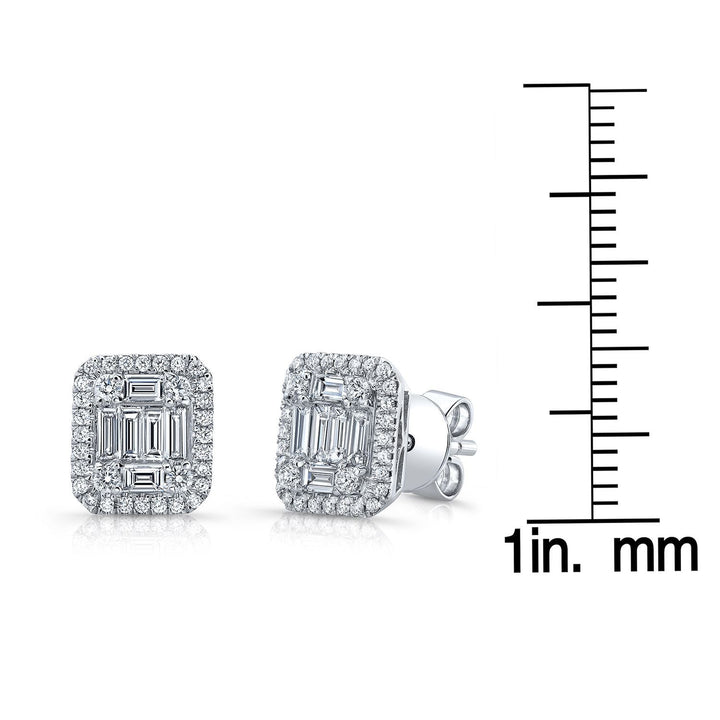 ต่างหูเพชรทรงบาแกตต์และทรงกลมแบบลวงตา ประดับด้วยเพชรทรงมรกตล้อมรอบ ในทองคำขาว 14 กะรัต