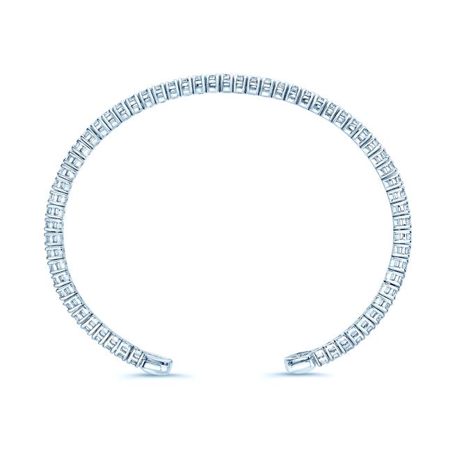 กำไลข้อมือเปิดเพชรพร้อมปลายหัวใจแข็งในทองคำขาว 18k (2.90ctw)