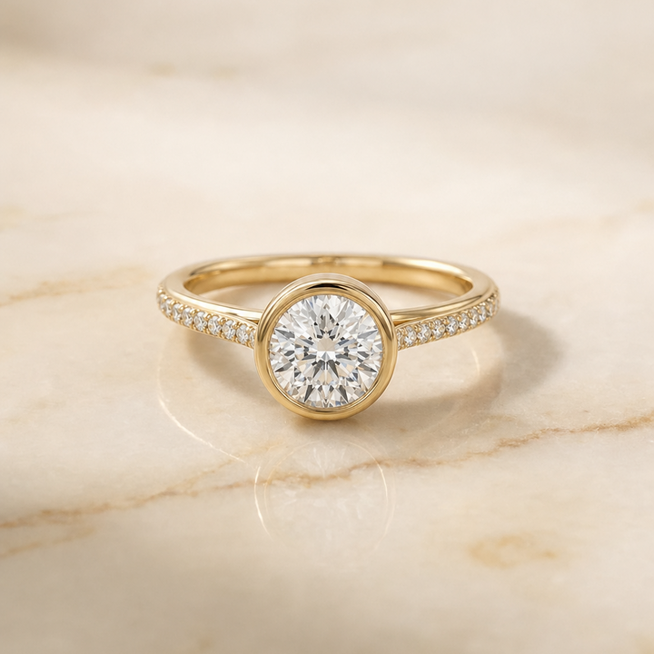 ตัวเรือนแหวนหมั้นเพชร Cappella ทรงกลม ฝังหุ้มขอบ ทองคำเหลือง 18K จาก RockHer