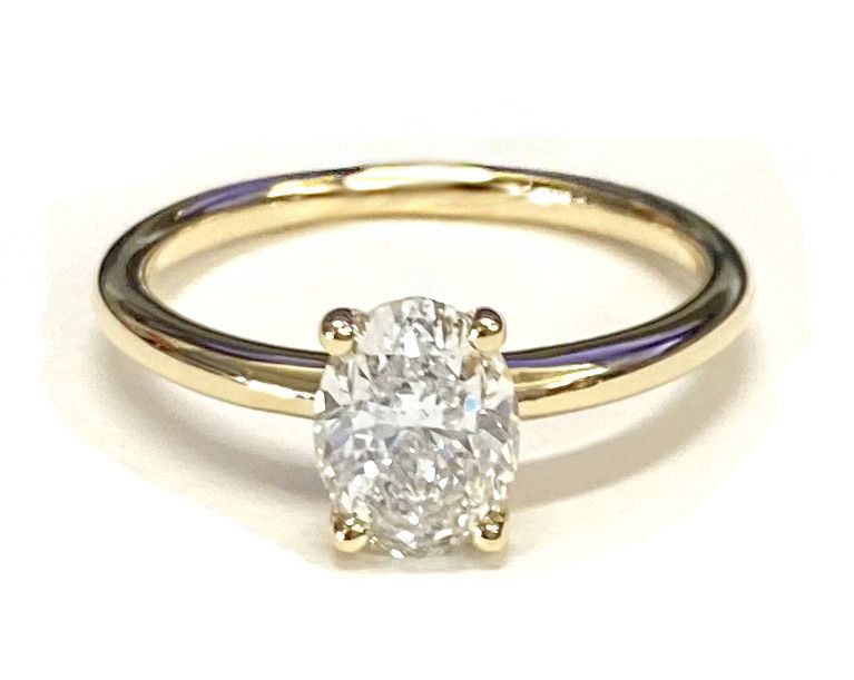 แหวนหมั้นเดี่ยวทรงรีแบบโค้งสวมใส่สบายทองคำขาว 14K