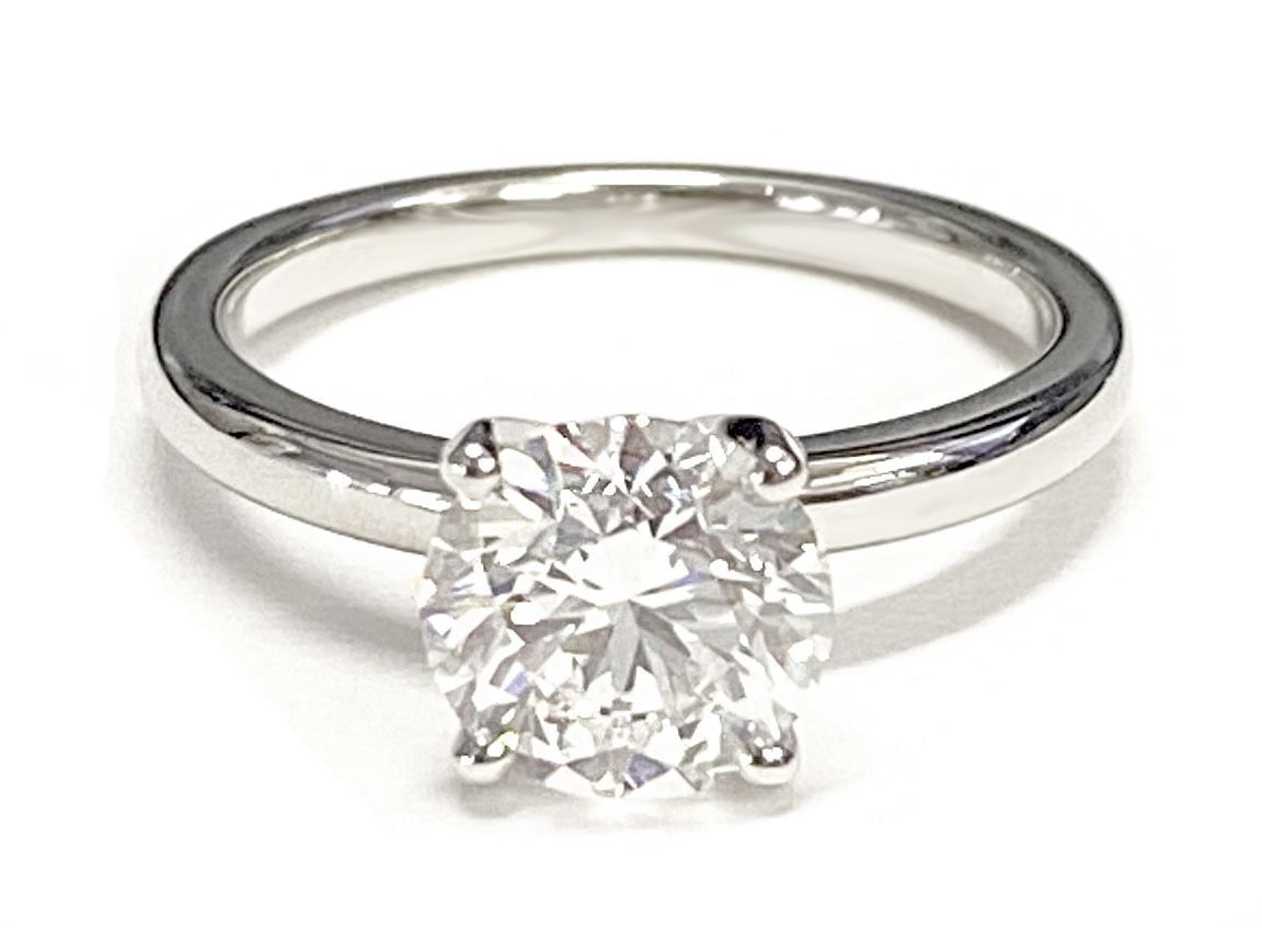 แหวนหมั้นเดี่ยวแบบหนามแหลมจับเม็ดเพชรทรงกลมเจียระไนแบบ Brilliant Comfort Fit สีทองคำขาว 18K