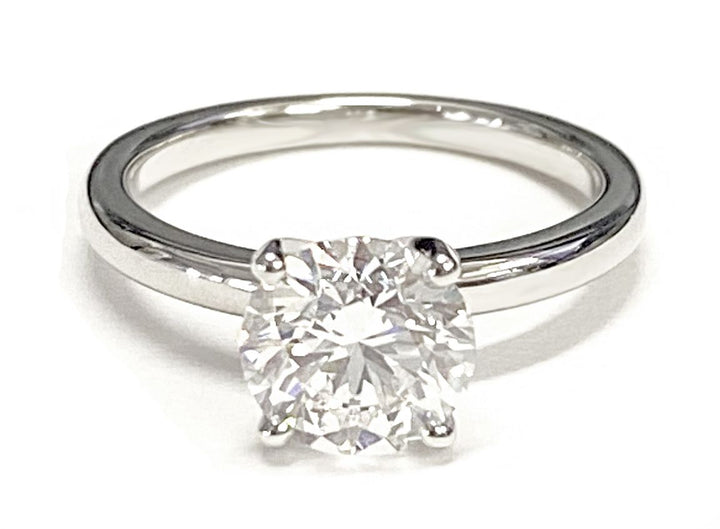 แหวนหมั้นเดี่ยวแบบหนามแหลมจับเม็ดเพชรทรงกลมเจียระไนแบบ Brilliant Comfort Fit สีทองคำขาว 18K