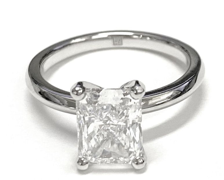 แหวนหมั้นเดี่ยวแบบมีดขอบเล็กกลางเพชรเจียระไนแรดิแอนท์ทองคำเหลือง 14K