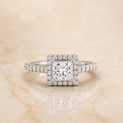 ตัวเรือนแหวนหมั้นเพชร Allegra ทรงปริ๊นเซส ฝังปาเว่ แพลทินัม 950 จาก RockHer