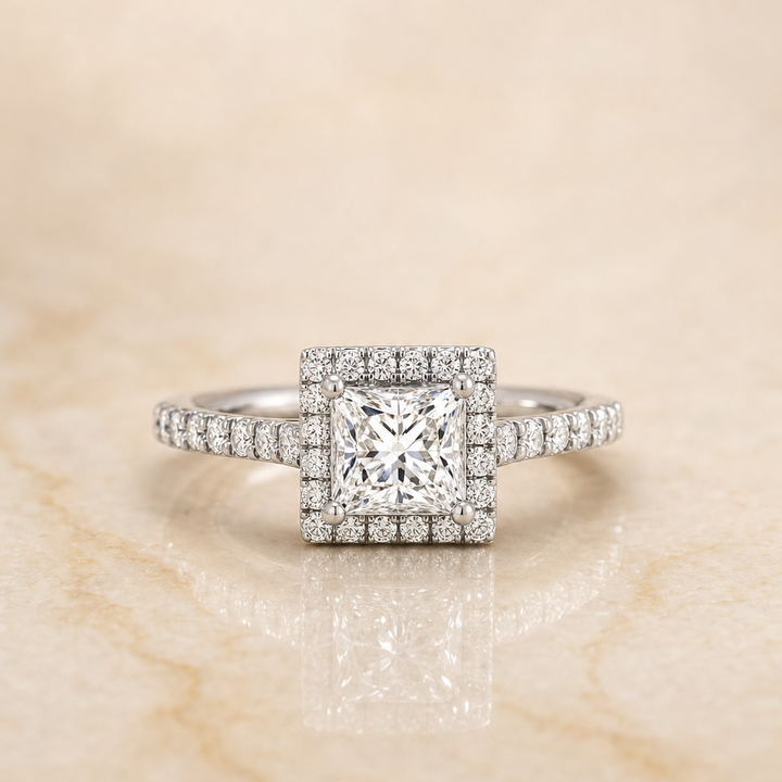 ตัวเรือนแหวนหมั้นเพชร Allegra ทรงปริ๊นเซส ฝังปาเว่ แพลทินัม 950 จาก RockHer