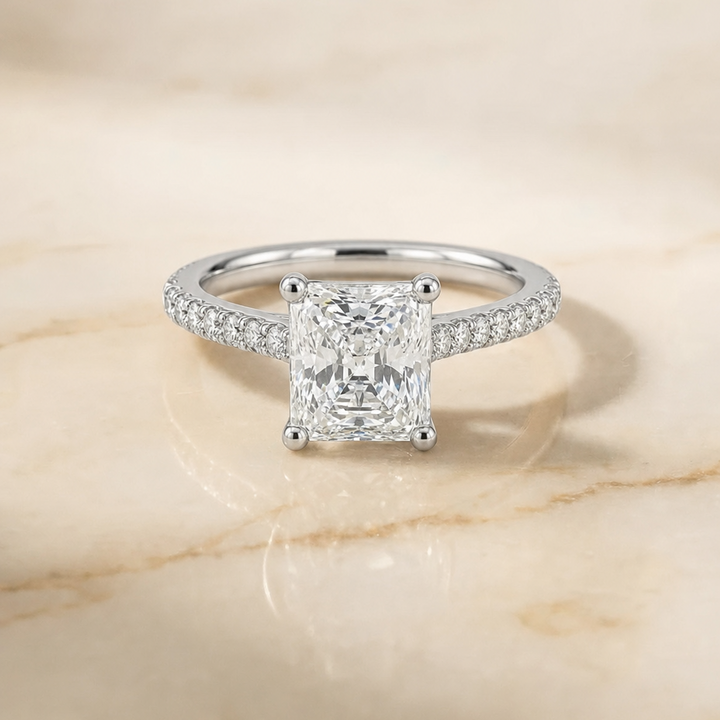 ตัวเรือนแหวนหมั้นเพชร Donna ทรงเรเดียนท์ ฝังปาเว่ ทองคำขาว 18K จาก RockHer