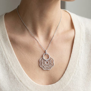 จี้เพชร ทรงกลม ตัวเรือนทองคำขาว 18K จาก RockHer