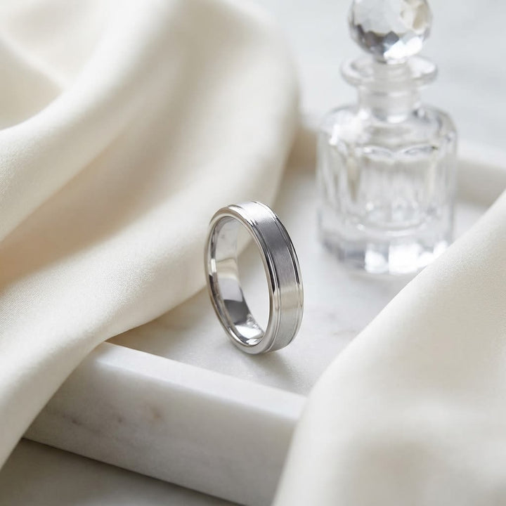 แหวนแต่งงาน ทรงกลม ตัวเรือนทองคำขาว 18K จาก RockHer