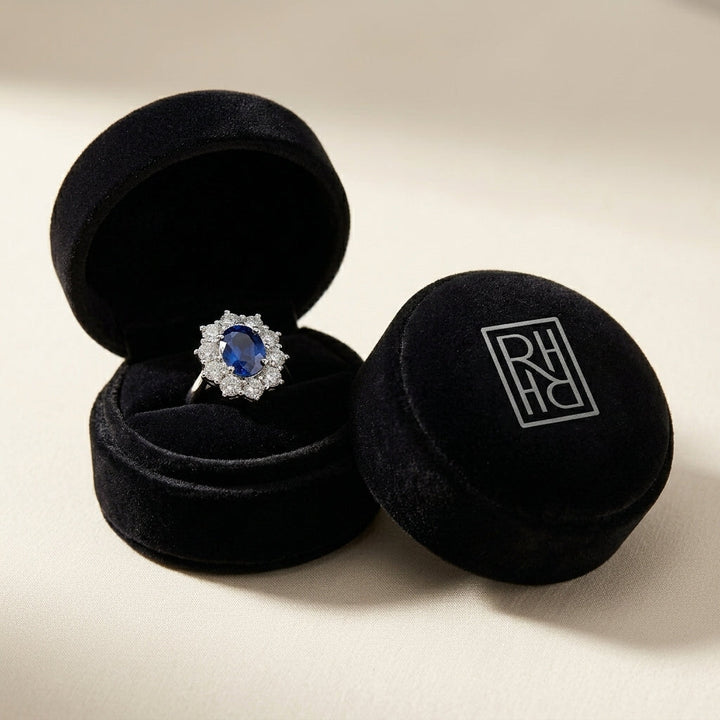 ต่างหูไพลิน ทรงรี ล้อมเพชร ตัวเรือนทองคำขาว 18K จาก RockHer