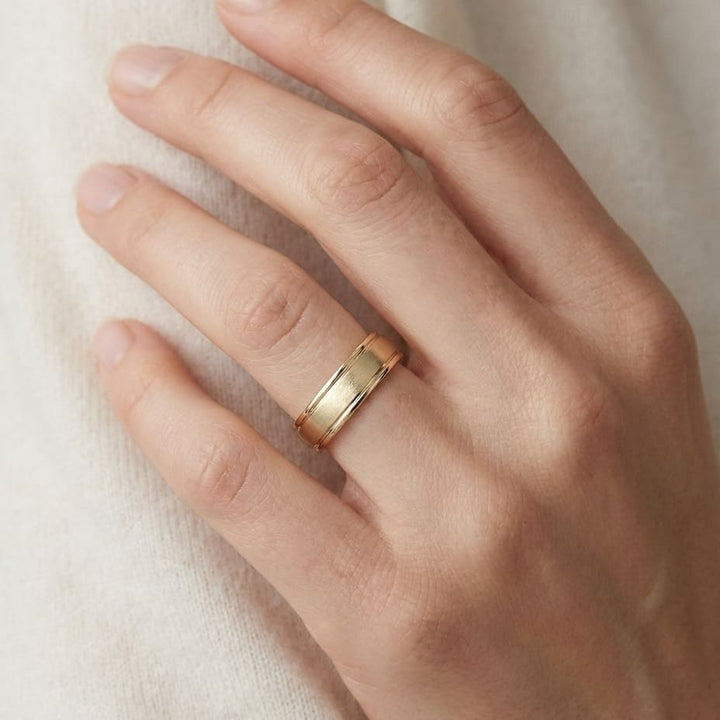 แหวนแต่งงาน ทรงกลม ตัวเรือนทองคำเหลือง 18K จาก RockHer
