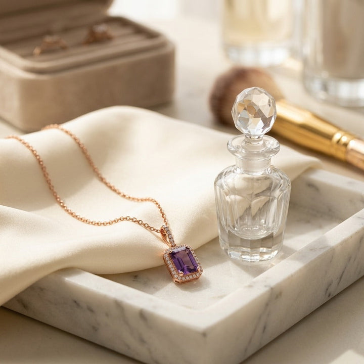 สร้อยคอเพชร ทรงมรกต ล้อมเพชร ตัวเรือนทองคำชมพู 14K จาก RockHer
