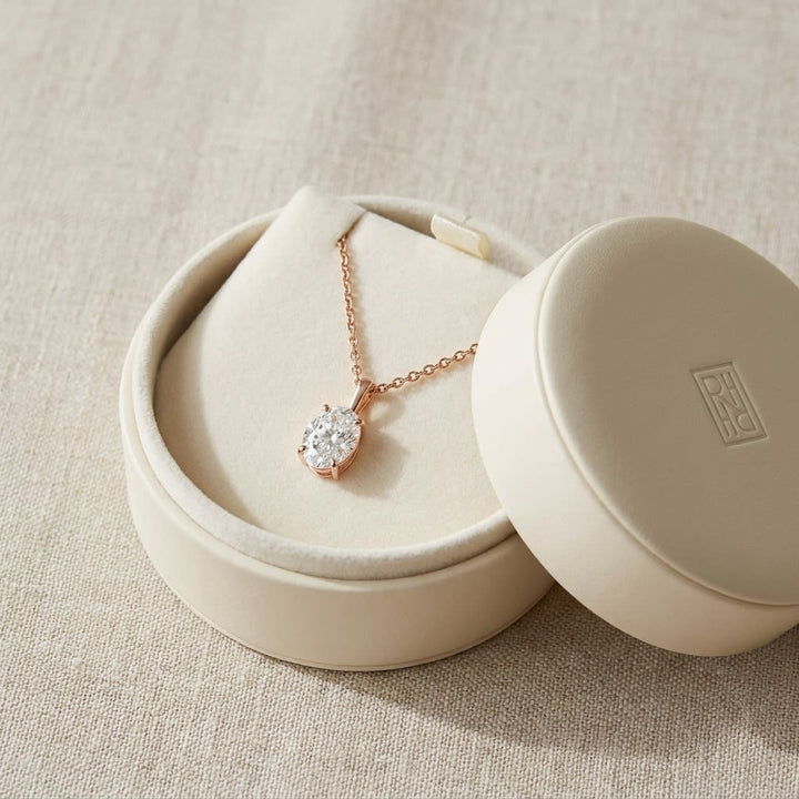 จี้เพชร Solitaire Pendants ทรงรี ฐานตะกร้า 4 หนาม จาก RockHer