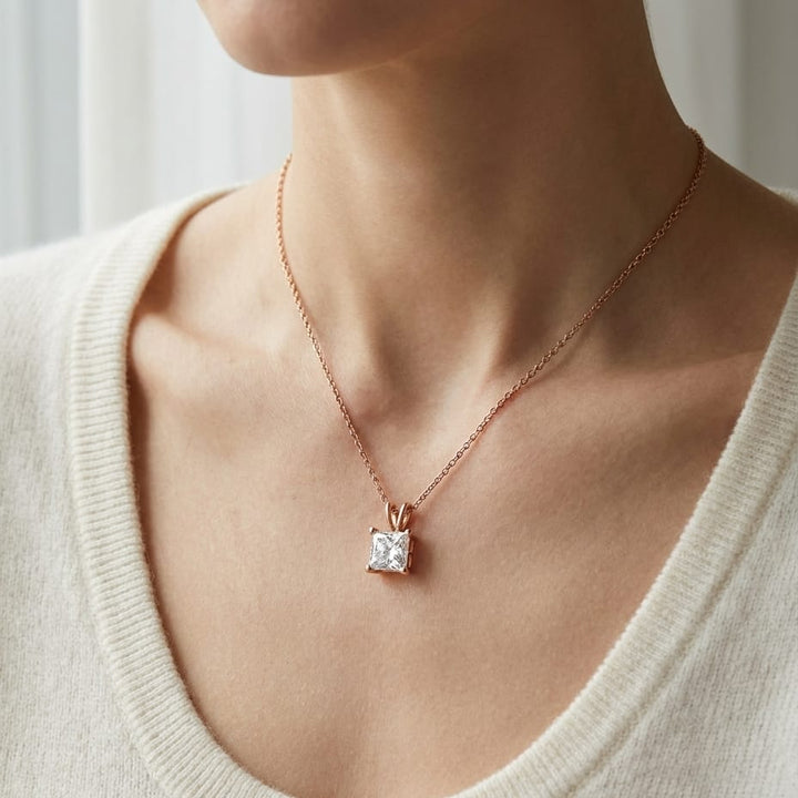 จี้เพชรแล็บ Solitaire Pendants ทรงปริ๊นเซส ฐานตะกร้า 4 หนาม ตัวเรือนทองคำขาว 18K จาก RockHer