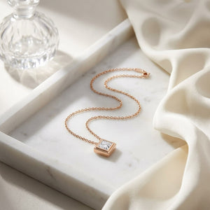 จี้เพชรแล็บ Solitaire Pendants ทรงปริ๊นเซส หุ้มขอบเลื่อน ตัวเรือนทองคำขาว 18K จาก RockHer