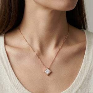 จี้เพชรแล็บ Solitaire Pendants ทรงปริ๊นเซส หุ้มขอบเลื่อน ตัวเรือนทองคำขาว 18K จาก RockHer