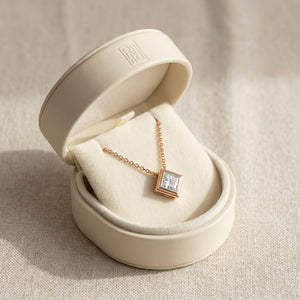 จี้เพชร Solitaire Pendants ทรงปริ๊นเซส หุ้มขอบเลื่อน จาก RockHer