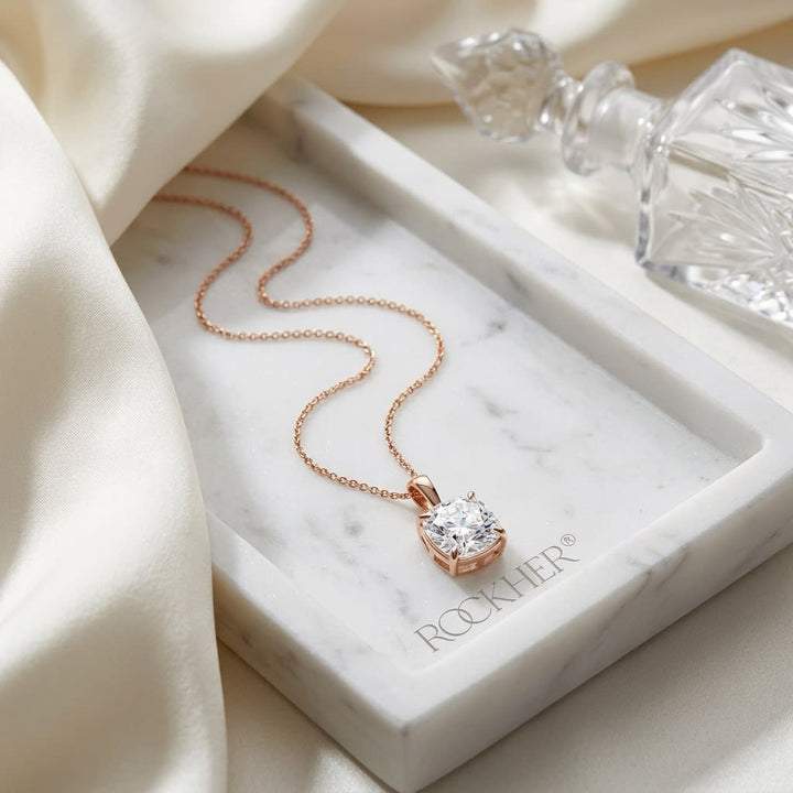 จี้เพชรแล็บ Solitaire Pendants ทรงคุชชั่น ฐานตะกร้า 4 หนาม ตัวเรือนทองคำขาว 18K จาก RockHer