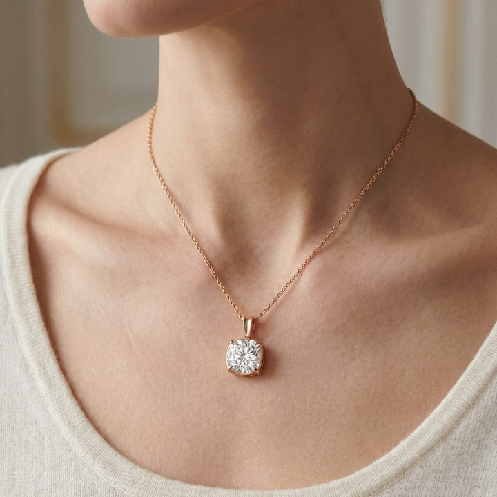 จี้เพชร Solitaire Pendants ทรงคุชชั่น ฐานตะกร้า 4 หนาม จาก RockHer