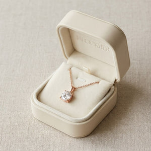 จี้เพชร Solitaire Pendants ทรงคุชชั่น หุ้มขอบเลื่อน จาก RockHer