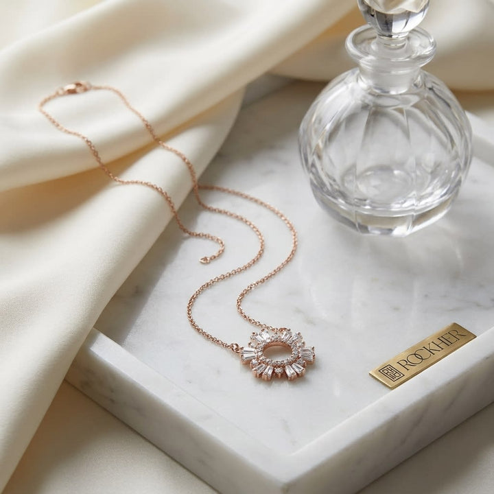 สร้อยคอเพชร ทรงบาแกตต์เรียว ฝังปาเว่ ตัวเรือนทองคำชมพู 14K จาก RockHer